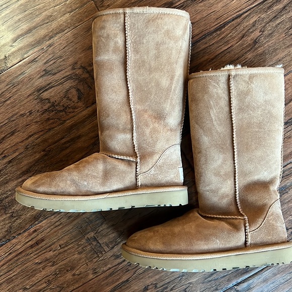 Like New! Uggs boots size 6 - Picture 3 of 9